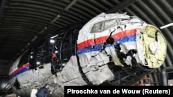 Нідерландські судді оглядають реконструйований літак MH17 напередодні судового розгляду у справі про вбивство – фотогалерея
