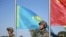 Казахстанский (справа) и китайский военные на церемонии открытия военных учений на полигоне Матыбулак. Алматинская область, 13 сентября 2010 года.