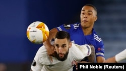 Футболіст луганської «Зорі» Денис Фаворов (у білій формі)