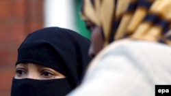 پيشتر، وزير امور خارجه پيشين بريتانيا نيز خواستار آن شده که زنان مسلمان اين کشور برقع نپوشند