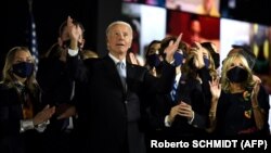 جو بایدن، رئیس‌جمهوری منتخب آمریکا، همراه با خانواده‌اش در سخنرانی اعلام پیروزی که شنبه شب انجام داد.