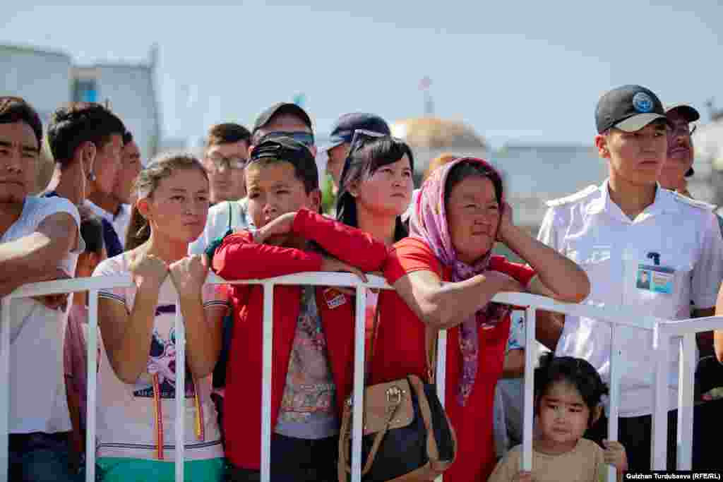 Майрамды көрүү үчүн келген эне балдары менен.&nbsp;