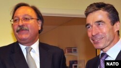 НАТОнун баш катчысы Андерс Расмуссен (оңдо) Грузиянын тышкы иштер министри Григол Вашадзе менен жолугушту. Брюссел, 3-декабр, 2009-ж.