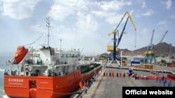 Ýedi müň tonnalyk “Sumbar” atly tanker bir wagtyň özünde nebit önümleriniň alty görnüşini daşamaga ukyply.