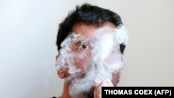 هنوز حدود یک میلیارد نفر در سراسر جهان سیگار می‌کشند. مصرف دخانیات مسئول مرگ بیش از هشت میلیون نفر در سال است و حدود یک میلیون نفر از این افراد سیگاری نیستند و به‌دلیل قرار گرفتن در معرض دود سیگار جان خود را از دست می‌دهند.