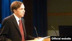 Заместитель госсекретаря США Майкл Познер представляет  доклад по правам человека за 2011 год, Вашингтон, 24 мая 2012 г.