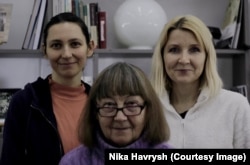 تیم اسکن مواد آرشیوی از بخش باستان‌شناسی آکادمی ملی علوم اوکراین. از چپ به راست: تامارا کوتسایِوا، هالینا استانیتسینا و اولکساندرا بوزکو.