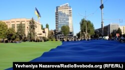 На майдані Героїв Революції запорізькі активісти розгорнули 30-метровий національний прапор і заспівали гімн