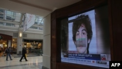 Бостондогу бир соода борборундагы монитордо Жохар Царнаев тууралуу көрсөтүүдө.