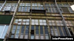 В результате первого взрыва были выбиты окна в партийном офисе и в нескольких соседних домах