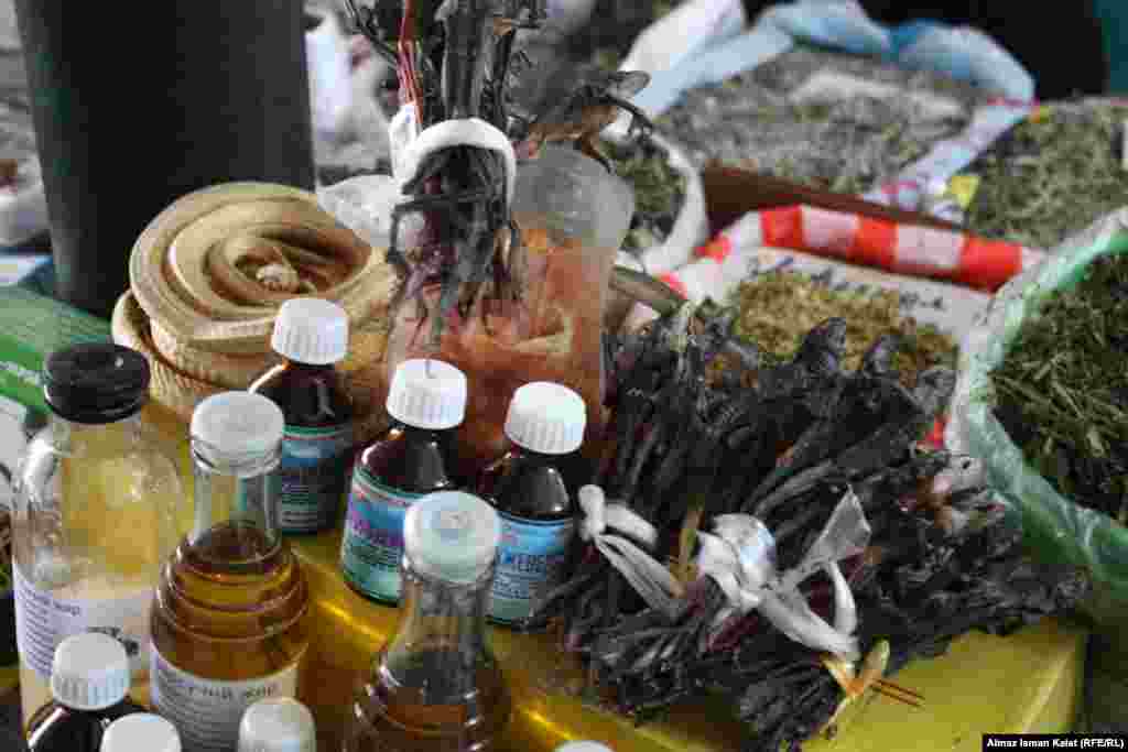 Сушенные особым способом лягушки - прекрасное народное средство от многих заболеваний. 