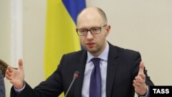 Прем'єр-міністр Арсеній Яценюк бере участь у засіданні уряду в Києві, 27 травня 2014 року.