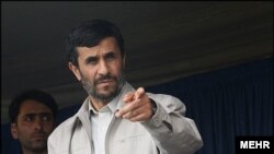 محمود احمدی‌نژاد می‌گوید به عنوان نوکر مردم پای اجرای عدالت ایستاده است. (عکس: MEHR)