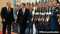 Алмазбек Атамбаев казак президенти Нурсултан Назарбаев менен, Астана, 10-май, 2012.