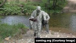 Сотрудники КГБ взяли «образцы почвы, воды, воздуха, зеленого покрова, а также различных насекомых с целью их дальнейшего изучения в лабораторных условиях»