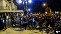 Скопьеде демонстранттар полиция  менен кагылышкан учур. 14-апрель, 2016-жыл. 