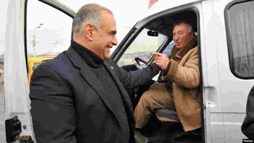 Armenia - Opposition presidential candidate Raffi Hovannisian campaigns in Yerevan, 22Jan2013.