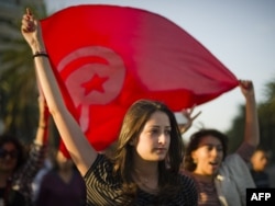 Saýlawy gurnan komissiýanyň edarasynyň daşynda sişenbe güni 50 töweregi adam oturyp, protest geçirdiler.