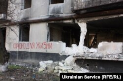 Разрушенный обстрелами дом в Лисичанске, подлежащий сносу