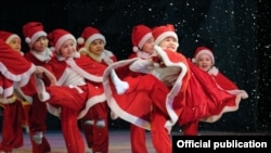 "Ак шоола" бий ансамблинин тарбиялануучулары