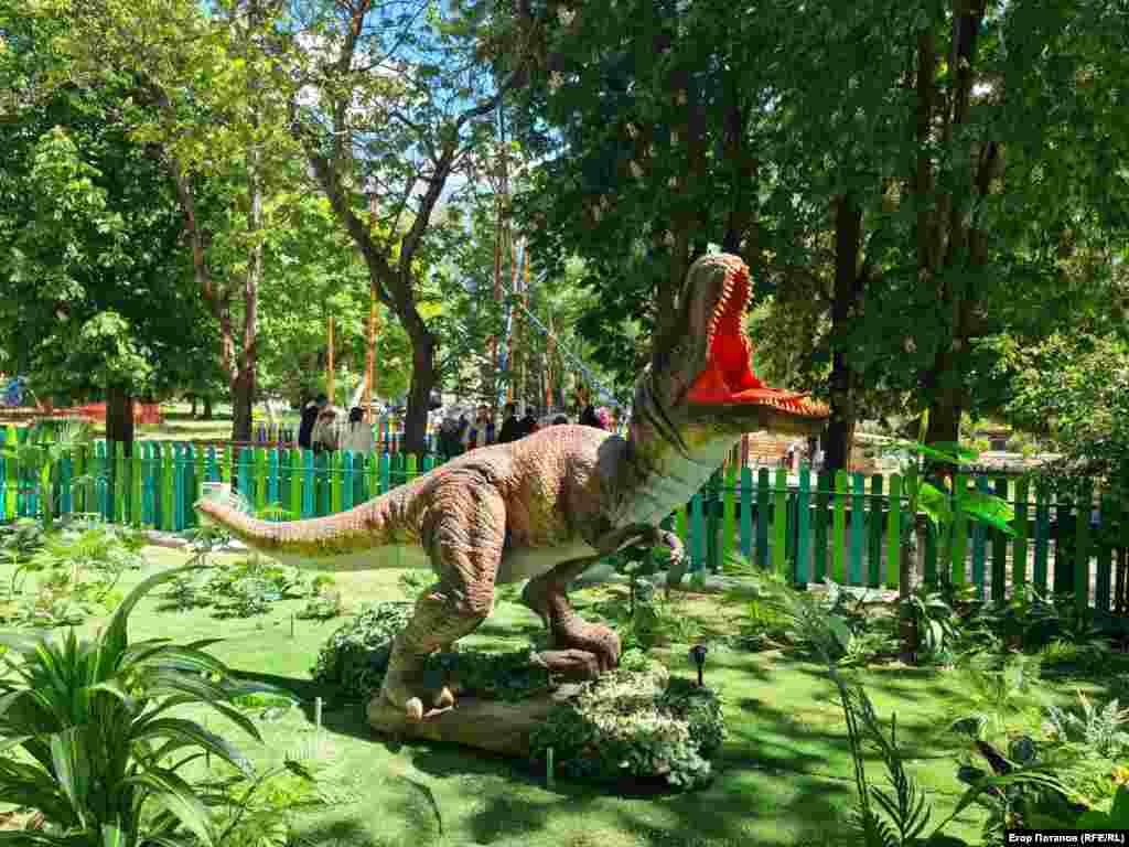 В Гагаринском парке появился древний родственник птиц – фигура робота тираннозавра, издающего устрашающие звуки и двигающего конечностями и головой