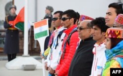 Сочи, 16 февраля 2014 года, сборная Индии, получив право выступать под флагом своей страны уже после начала Олимпиады, участвует в торжественной церемонии его поднятия в Олимпийской деревне