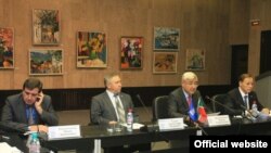 Президент идарәсе башлыгы Юрий Камалетдинов, парламент рәисе урынбасары Александр Гусев, "Бердәм Русия" фиркасенең Татарстан бүлеге башлыгы Фәрит Мөхәммәтшин, хакимият фиркасе башкарма комитет башлыгы Юрий Бударин.