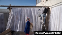 Има случаи, когато чеизът изглежда изцяло нареден, но изведнъж идва "някоя жена и вика: "о, не! Това не е хубаво така! Ще ни се смеят хората!" И мъжете започват - разковават, казва се какво да се закове. Те го коват наново".