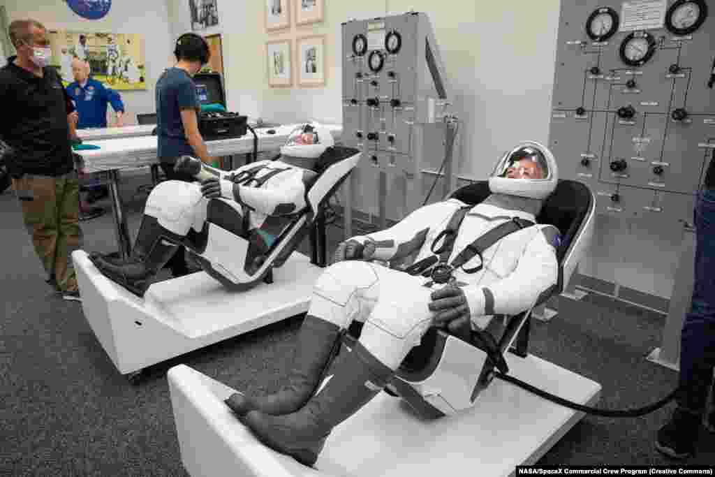 Бенкен і Герлі тестують свої костюми. &nbsp; Маск найняв художника по костюмах з фільму 2016 року &laquo;Бетмен проти Супермена&raquo; для створення реального скафандру. Глава SpaceX сказав про дизайн: &laquo;Було неймовірно складно збалансувати естетику і функціональність. Легше зробити це окремо&raquo; &nbsp;