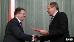 Министр иностранных дел России Сергей Лавров (справа) и де-факто министр иностранных дел Южной Осетии Давид Санакоев принимают участие в церемонии подписания соглашения в Москве, 11 февраля 2015 г.