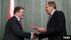 Давид Санакоев лоббировал т.н. абхазский вариант договора о союзничестве с Россией, не предусматривавший максимальную интеграцию с соседней страной, как того добивается партия парламентского большинства