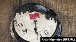 Настенные часы в офисе областного филиала Компартии, которые расплавились от огня и остановились на половине седьмого вечера. Уральск, 15 октября 2010 года.