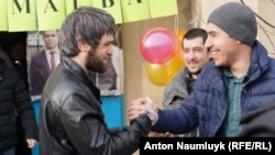 В Бахчисарае встречают освобожденного из-под ареста активиста Сейрана Салиева