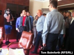 Ярослав Пидгайный (в центре) входит в свой кабинет. Киев, 18 июня 2014 года.