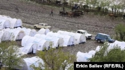 Көчкүдөн кийин ӨКМ орноткон чатырлар