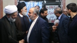 حسام الدین آشنا، مشاور حسن روحانی، در حال گفت‌وگو با طائب در مراسم ختم پدر همسرش