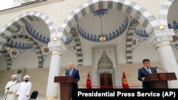 Бишкектеги жаңы мечиттин ачылышында. Президент Сооронбай Жээнбеков жана Түркиянын президенти Режеп Тайып Эрдоган.