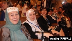 Форум делегаты Фәүзия Бәйрәмова (сулдан икенче)