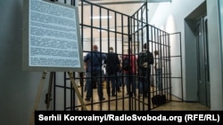 Вхід на виставку оформлений у вигляді тюремних ґрат