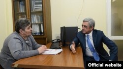 Նախագահ Սերժ Սարգսյանը զրուցում է աշխատանքի նախարարության աշխատակցուհու հետ, 24-ը հունվարի, 2014 