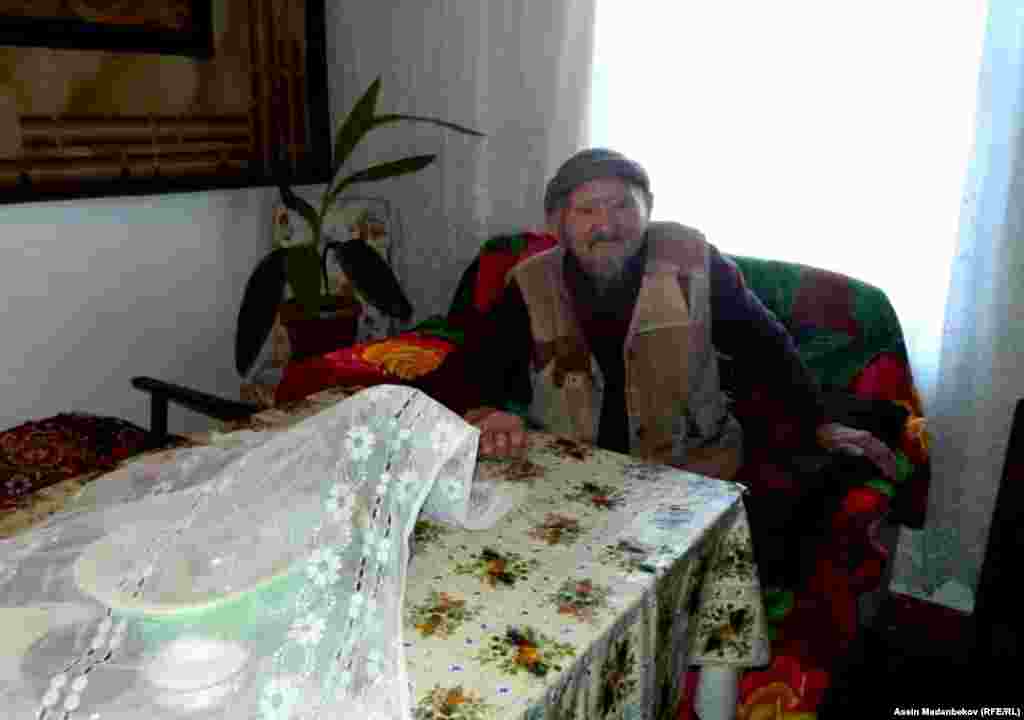 Заводдо иштеп, кийин пенсияга чыкканда да көчүп кетпей өндүрүштүк аймакта жашап калган аксакал.