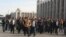 Депутат Камчыбек Ташиев баштаган митингчилер Ак үйдү көздөй келатышат. Бишкек, 3-октябрь, 2012.