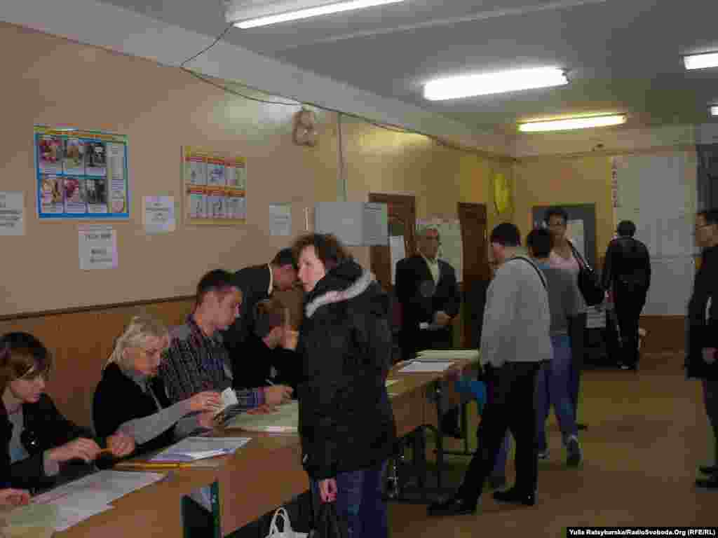 Робота виборчої комісії у Дніпропетровську