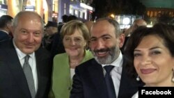 Армения -- Канцлер Германии Ангела Меркель (вторая слева) вместе с премьер-министром Армении Николом Пашиняном (третий слева), его супругой и президентом Армении Арменом Саркисяном прогуливается по вечернему Еревану, 24 августа 2018 г. 