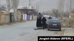 Кыргыз-тажик чегиндеги айылдардын бири, Баткен, март, 2014.