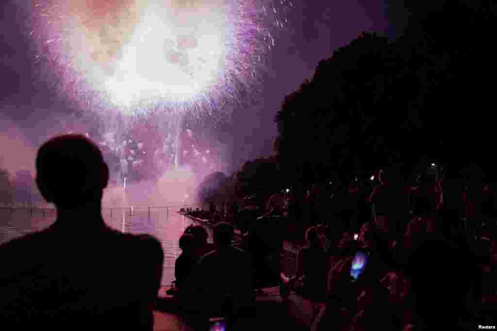 Святковий феєрверк до Дня незалежності США у Вашингтоні