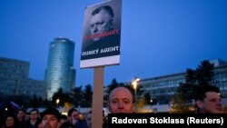 Демонстрант тримає плакат із зображенням прем'єр-міністра Словаччини Роберта Фіцо під час антиурядового протесту в Братиславі, Словаччина, 21 березня 2025 року