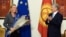 Евробиримдиктин тышкы саясат боюнча Жогорку комиссары Федерика Могерини менен кыргыз өкмөтүнүн башчысы Сапар Исаков. 
