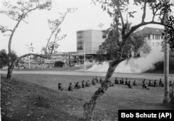 Американские войска в зоне Панамского канала после применения слезоточивого газа в отношении панамских протестующих, 12 января 1964 года