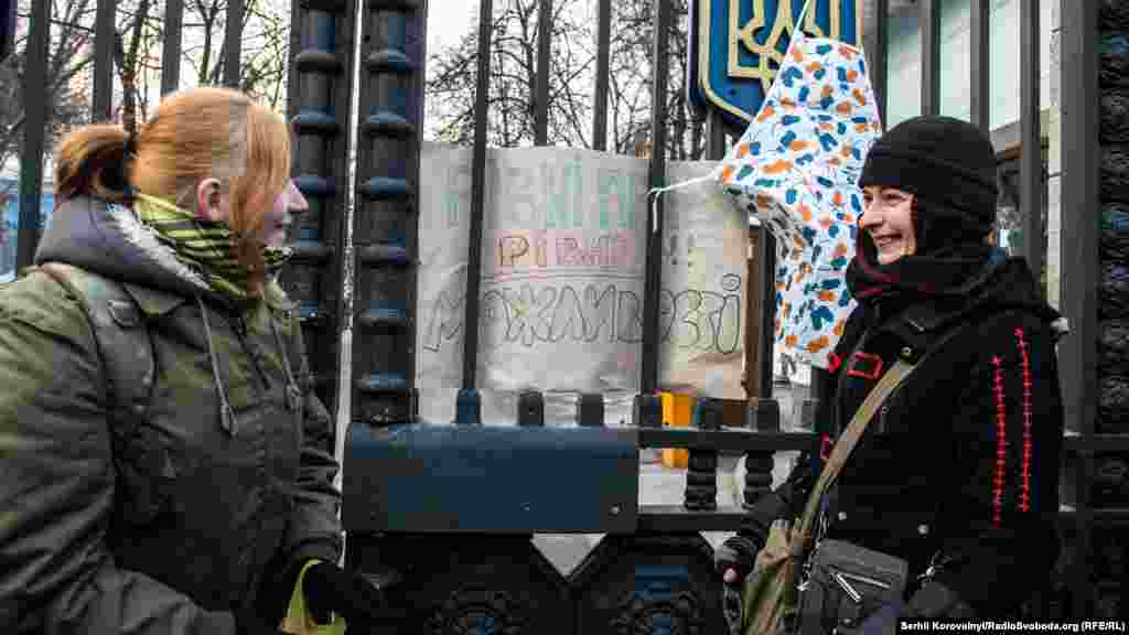 На воротах міністерства жінки залишили кухонне знаряддя на згадку про свої вимоги